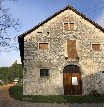 Ogledni depo TMS z ruševinami dvorca v ozadju, arhiv Občine Dolenjske Toplice
